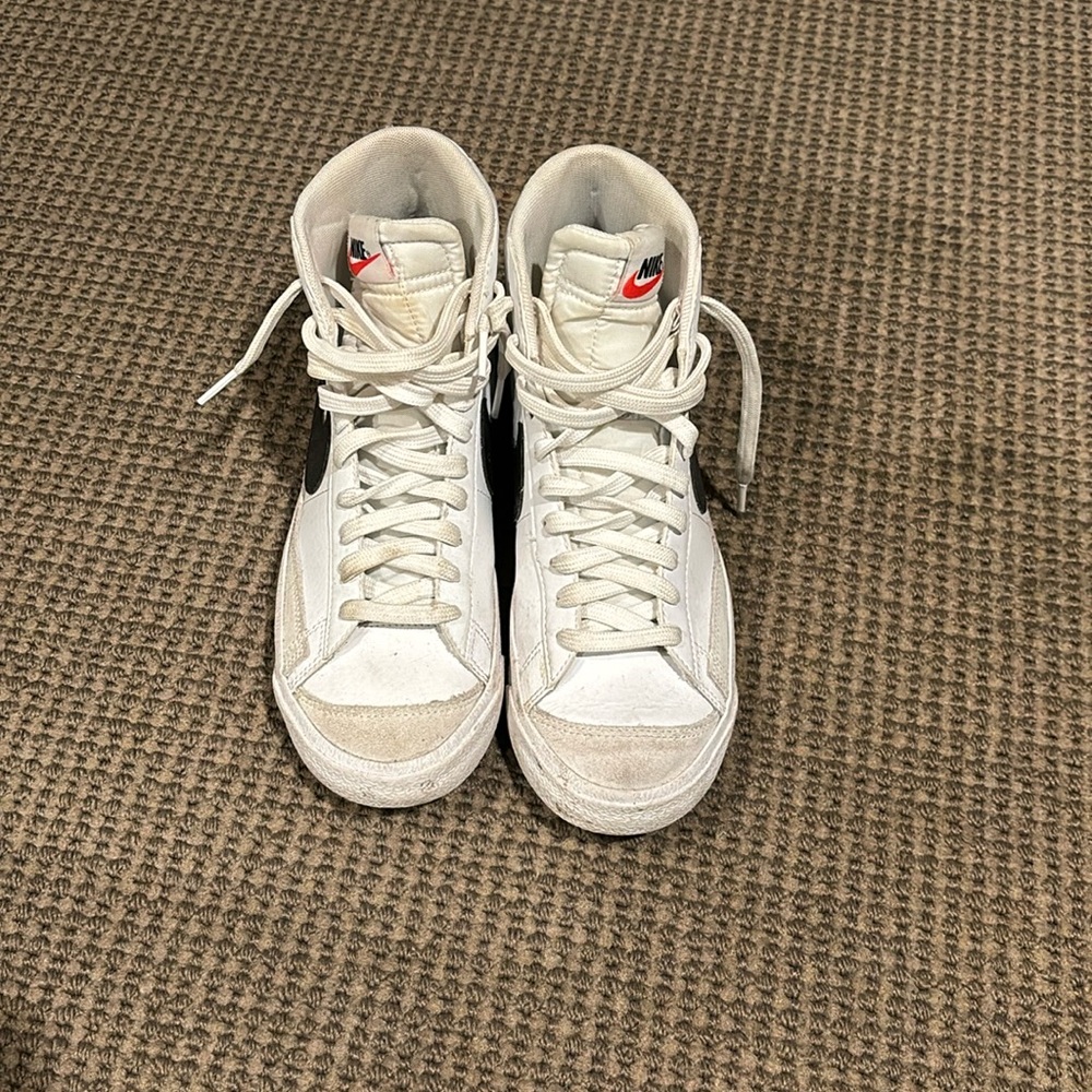 Nike Women's Blazer Mid 77 Shoes